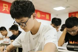 阿克：一年内赢得这么多奖杯难以置信 跟着瓜帅每天都能学新东西